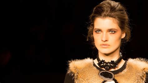 The Facts on Alexander McQueen Model Julia van Os 